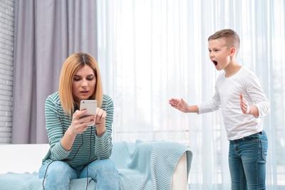 Parents' Excessive Smartphone Use Could Harm Children's Mental Health