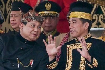 Indonesian President Joko Widodo (right) talks to President-elect Prabowo Subianto during a flag-raising ceremony marking Indonesia's 79th Independence Day in the future capital Nusantara on August 17